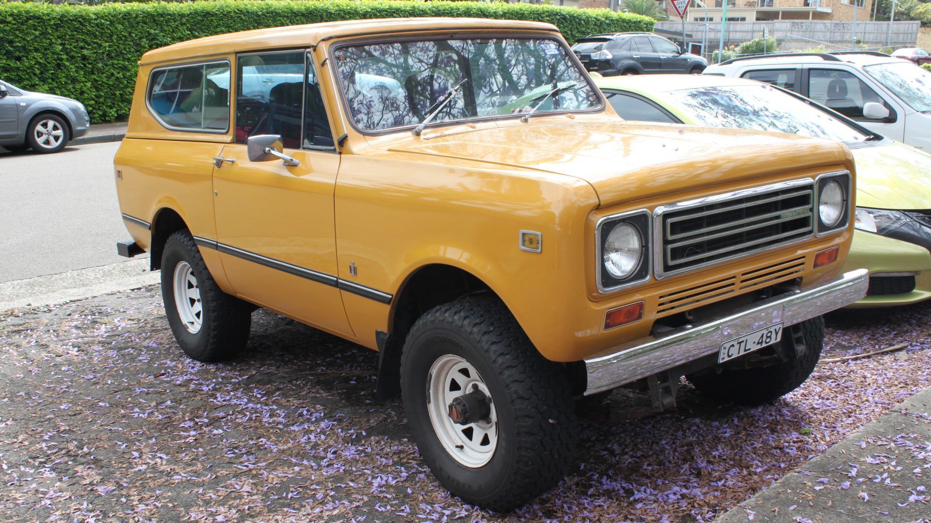 Um International Scout 800A amarelo estacionado