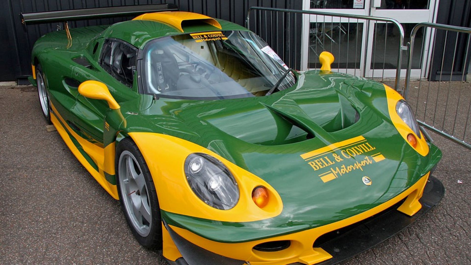 Um Lotus Elise GT1 estacionado com pintura verde e amarela