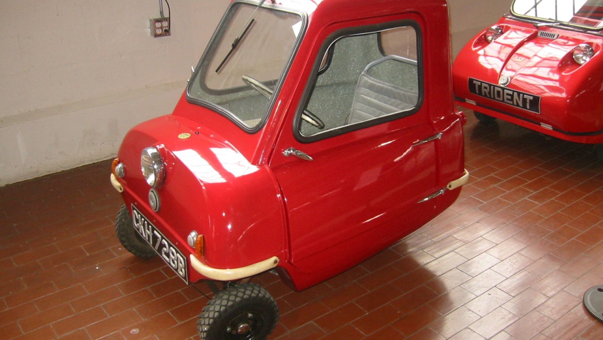 Um Peel P50 vermelho em exibição