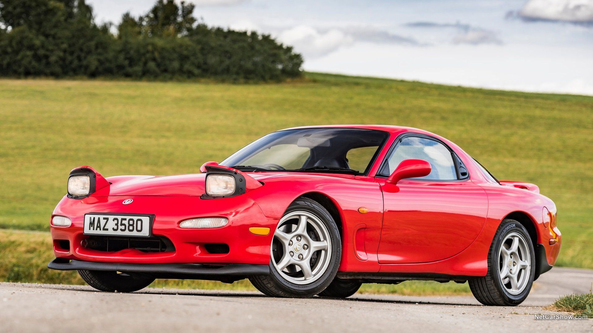 Foto frontal 3/4 de um Mazda RX-7 1992