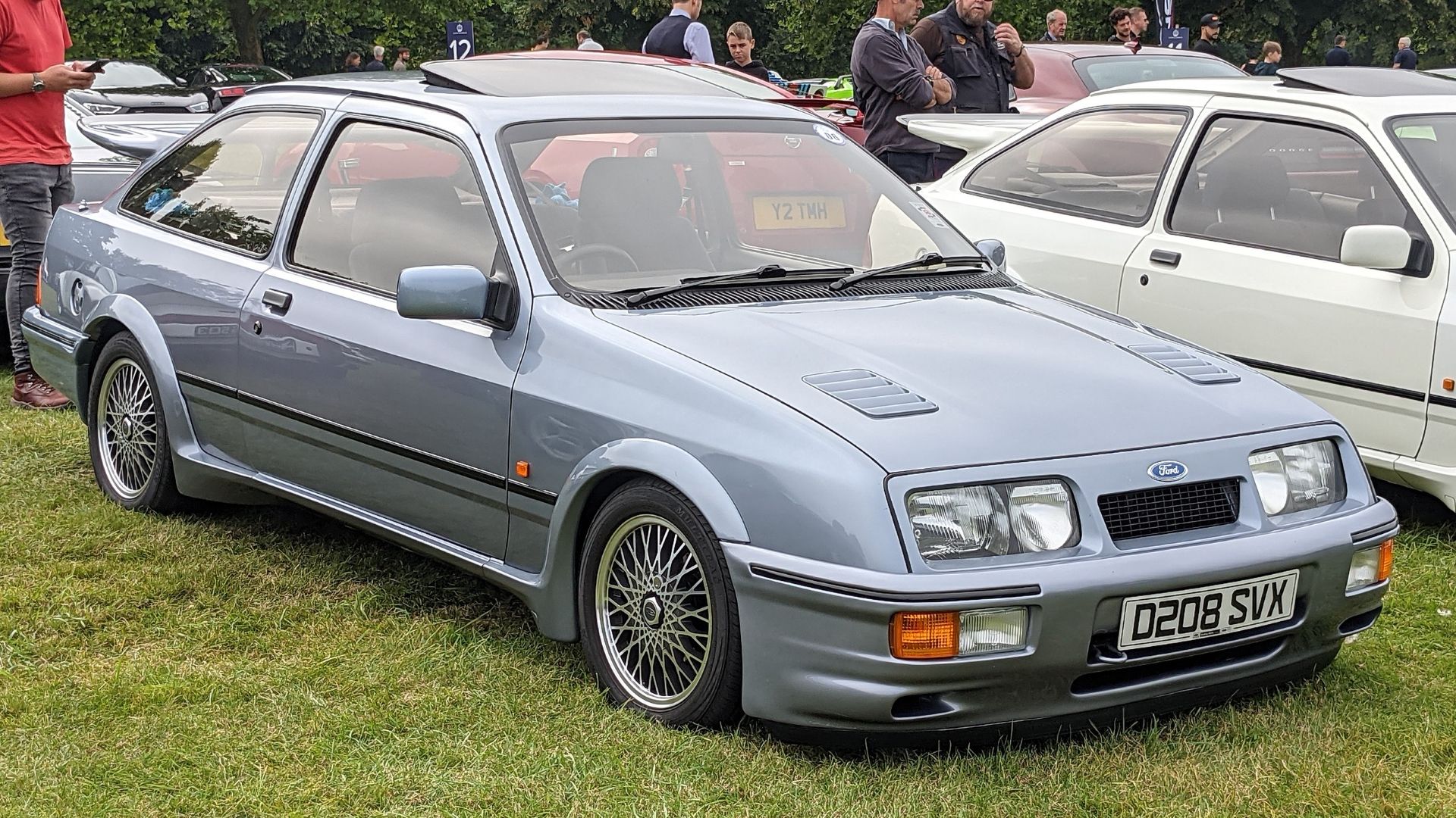 Frente 3/4 do Ford Sierra RS Cosworth 1986