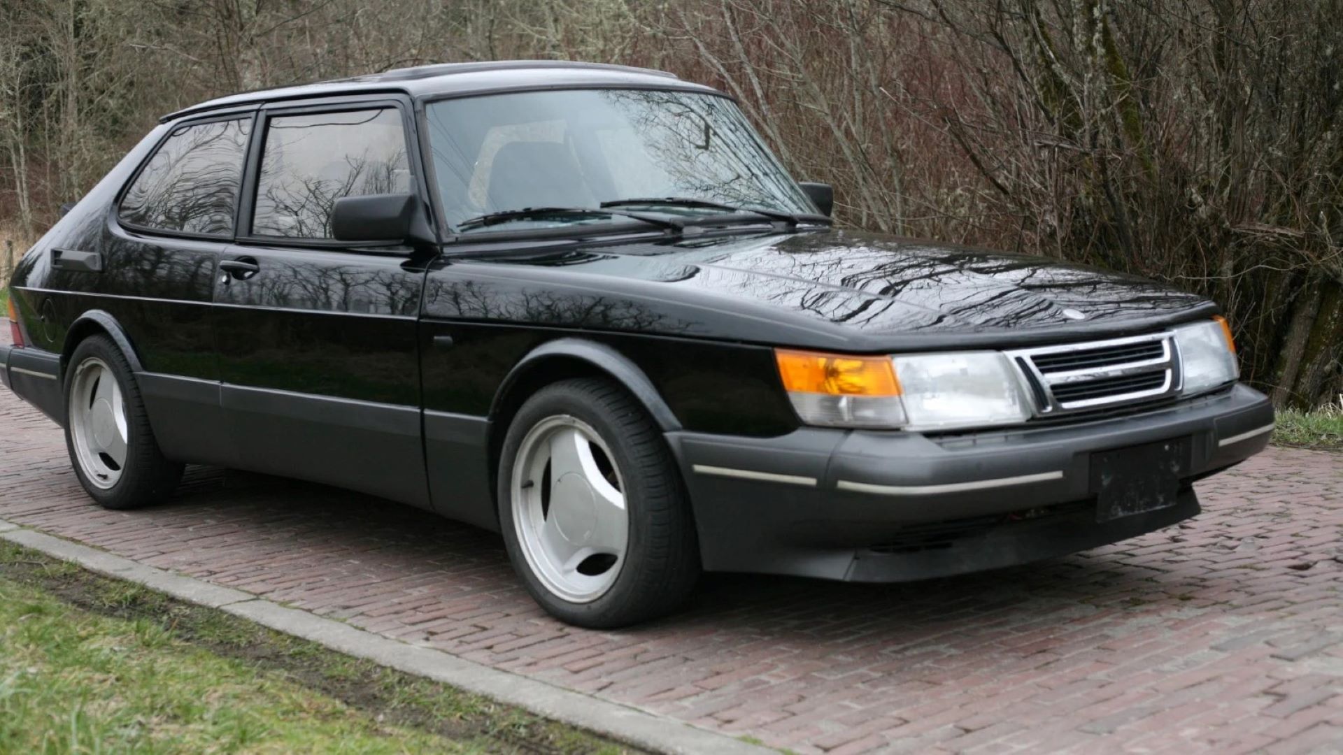 Front 3/4 shot of a 1989 Saab 900 SPG parked