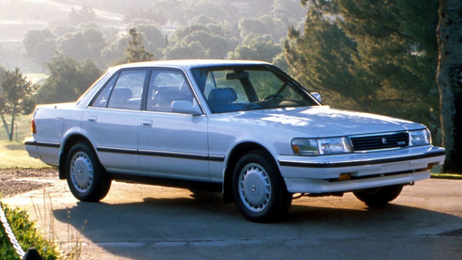 Uma foto frontal 3/4 de um Toyota Cressida 1989