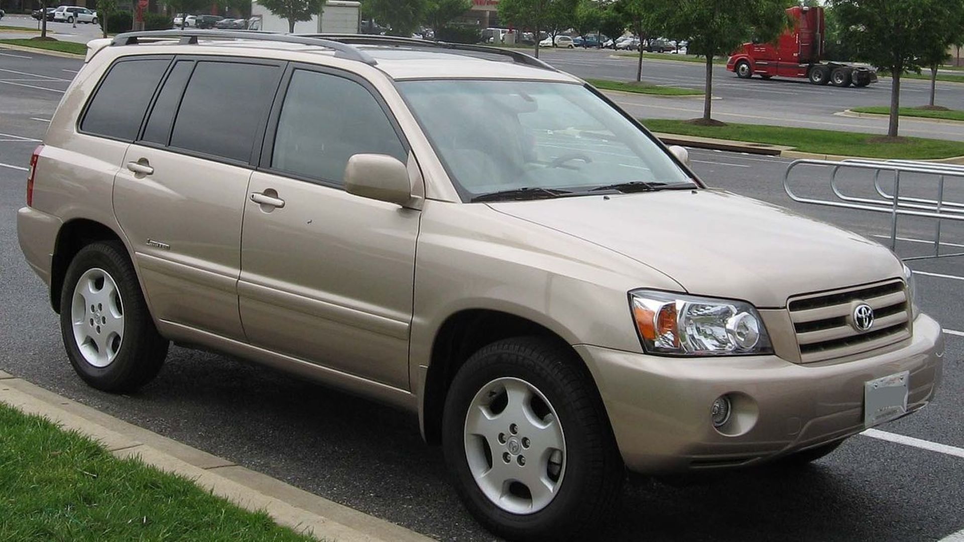Frente 3/4 de um Toyota Highlander Limited 2007 em um estacionamento