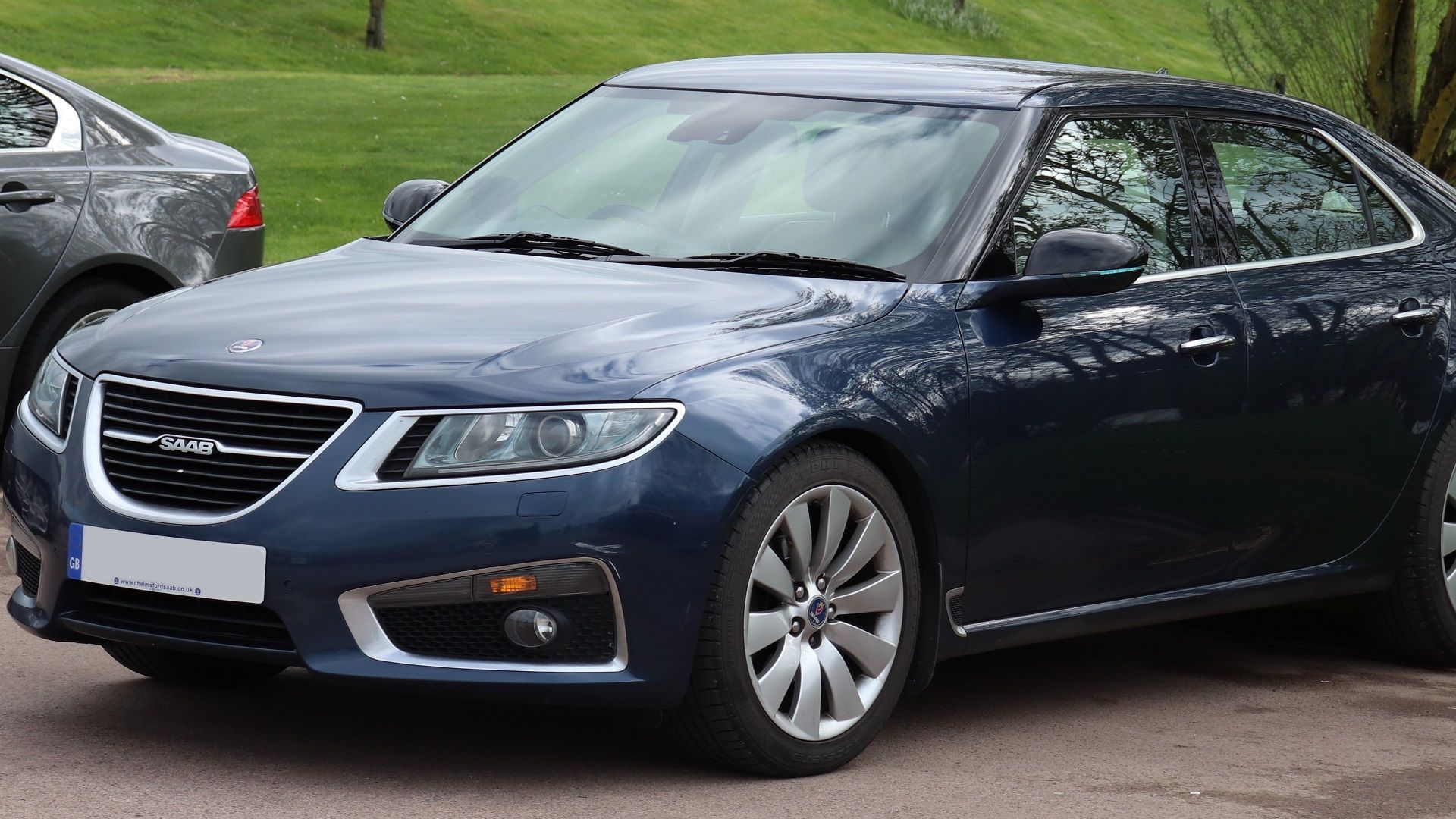 Um Saab 9-5 2012 estacionado