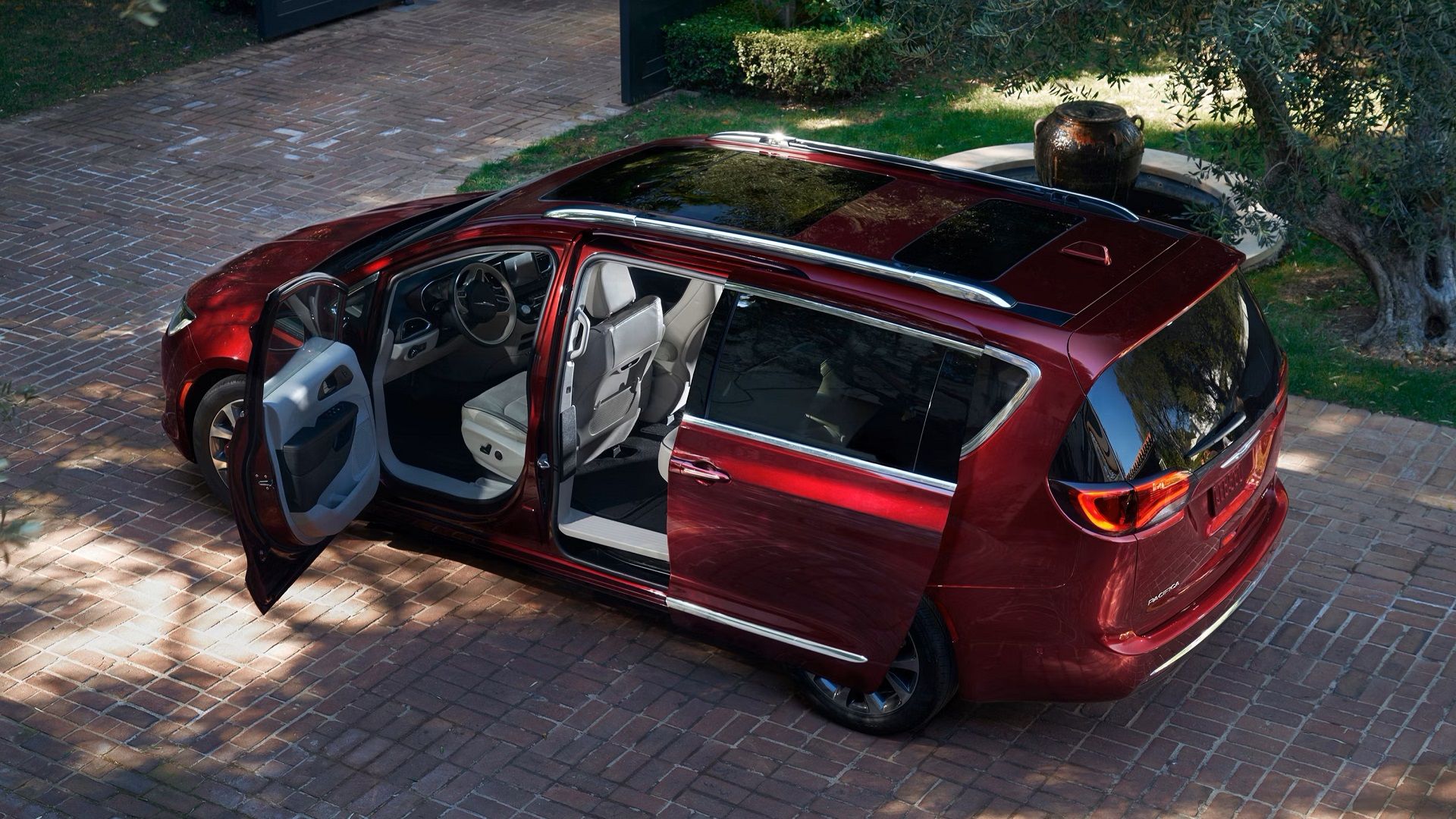 A parked 2018 Chrysler Pacifica 