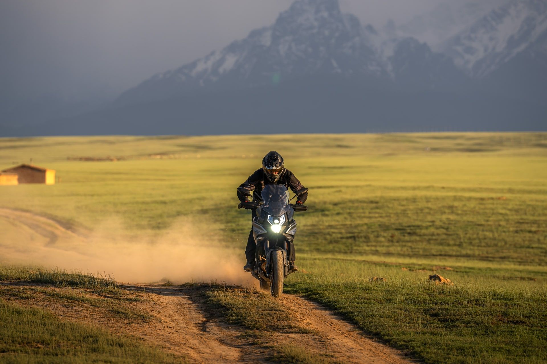 2023 CFMoto 700MT Aksi 2