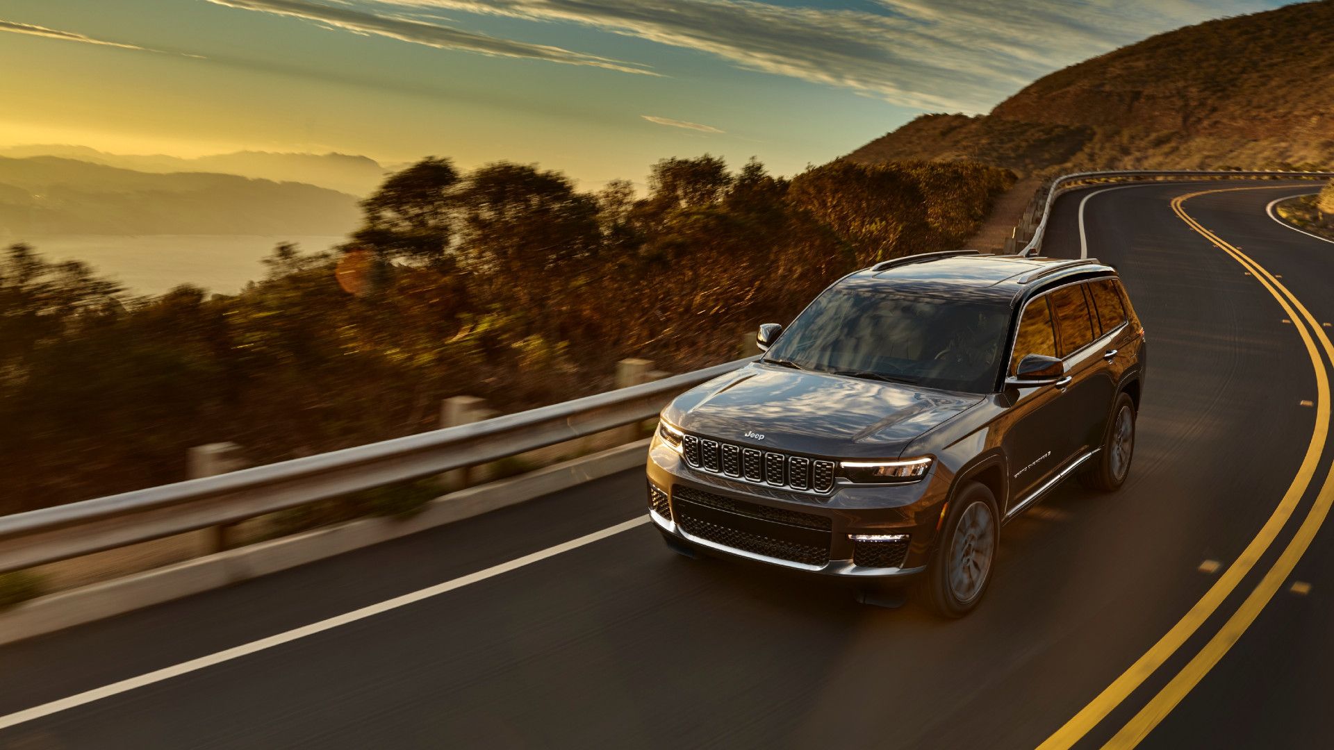 2023 Jeep Grand Cherokee L no campo