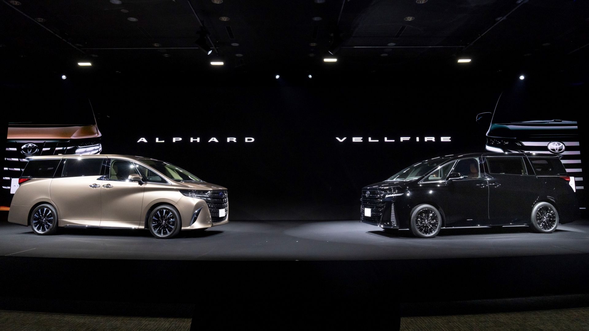 Vistas laterais do Toyota Vellfire e Alphard 2024