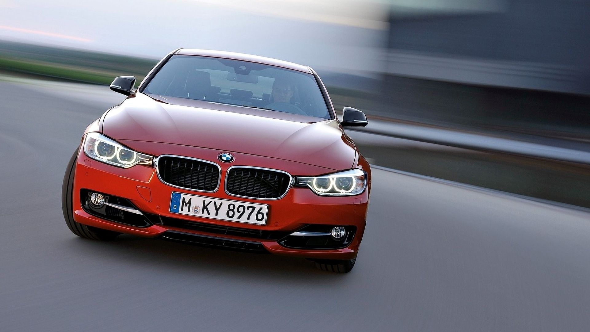 Foto frontal de um BMW Série 3 2013 deslizante