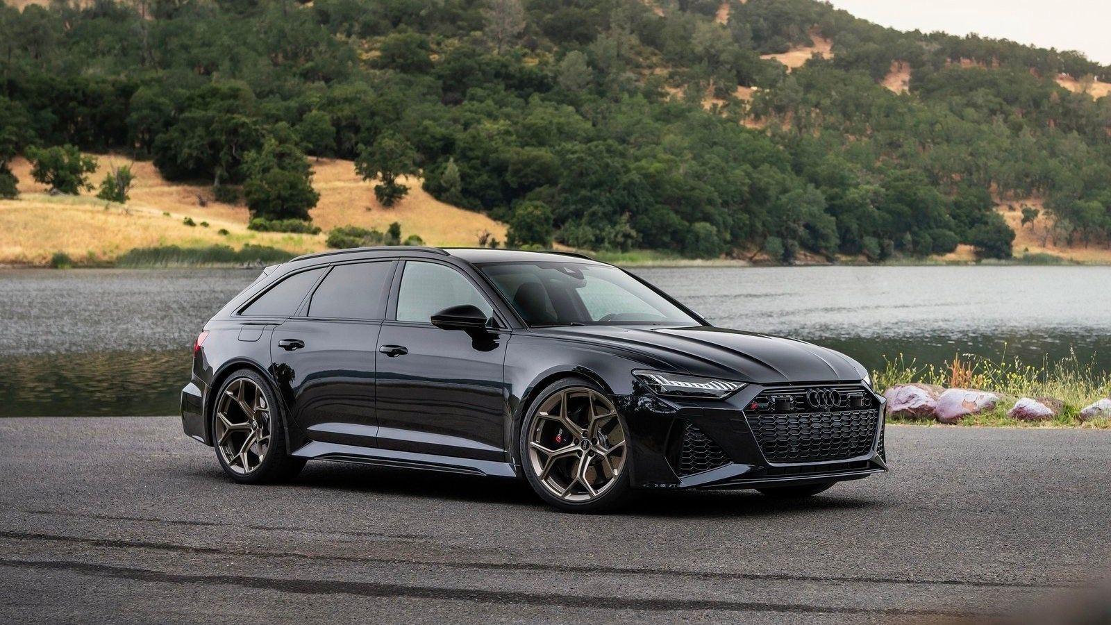 2023 black Audi RS6 Avant performance 