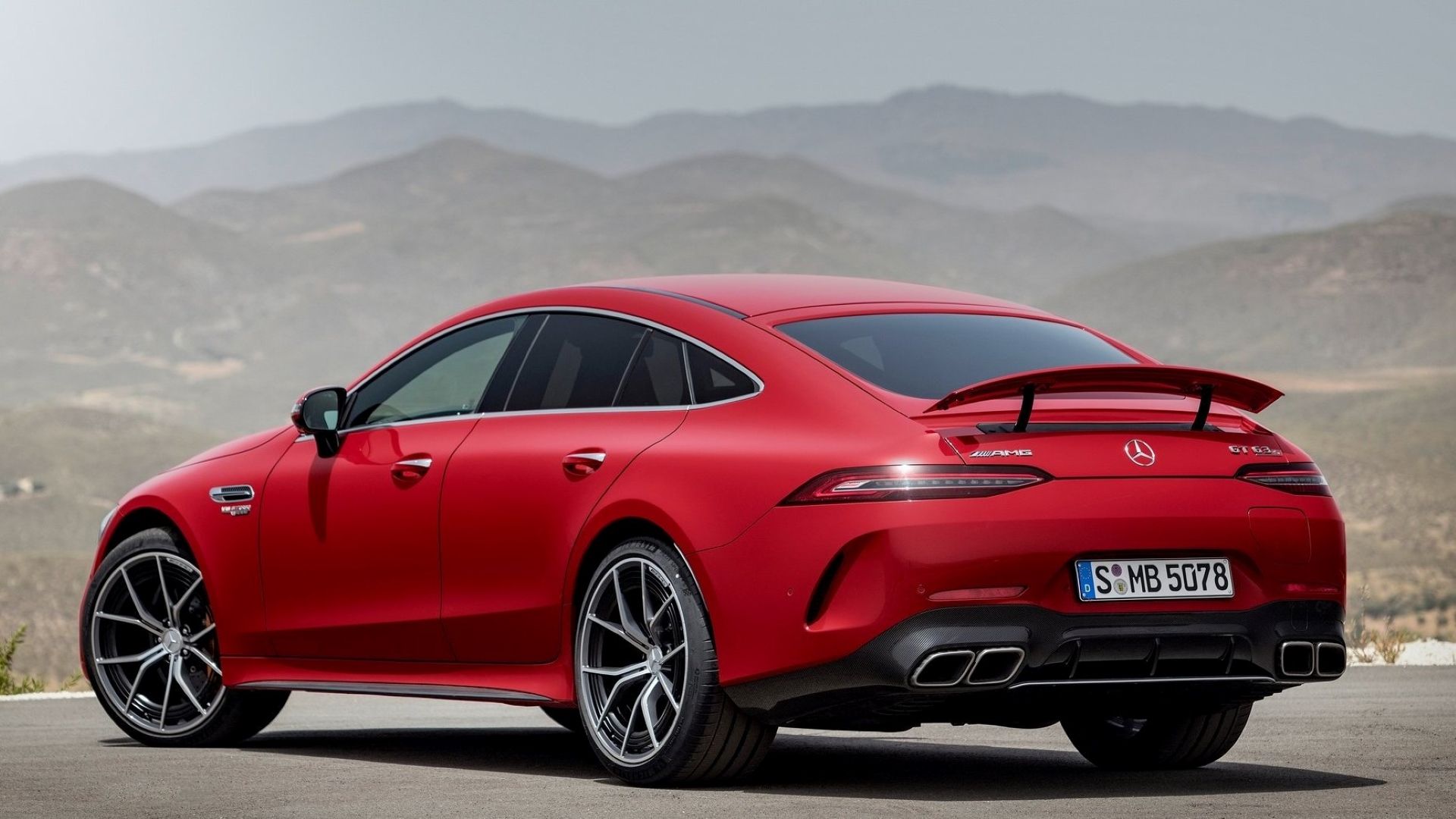 3/4 traseiro do Mercedes-AMG GT63 S E-Performance 2023