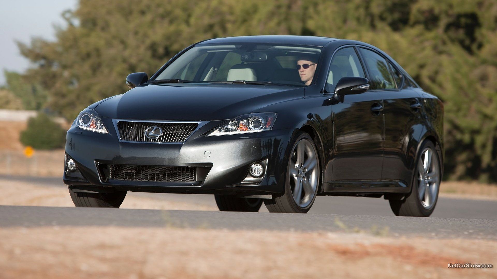 Tiro frontal 3/4 de um Lexus IS 2011