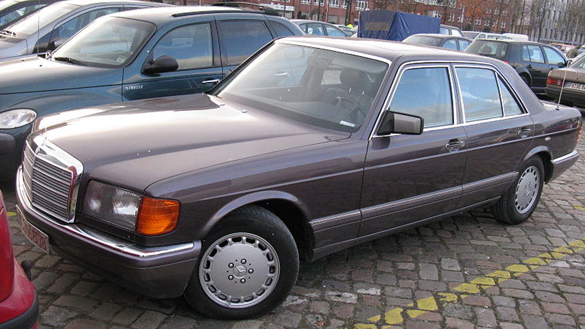 Gray Mercedes-Benz S-Class (W126)