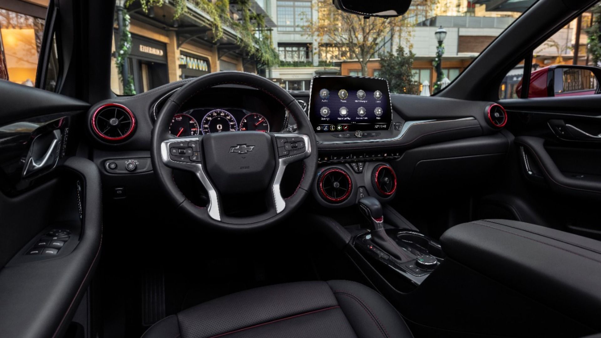 Foto do interior preto de um Chevrolet Blazer 2023.