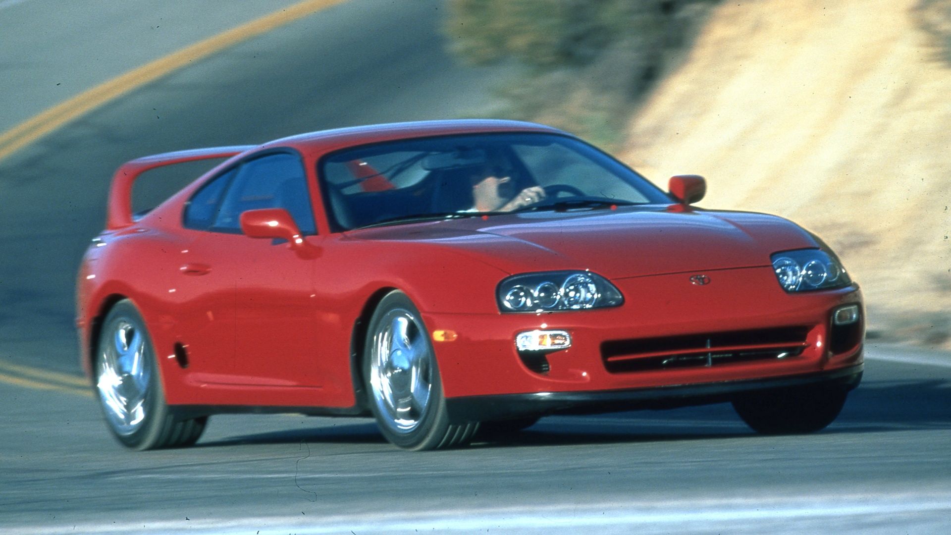 Uma foto de ação de um Toyota Supra Turbo 1997