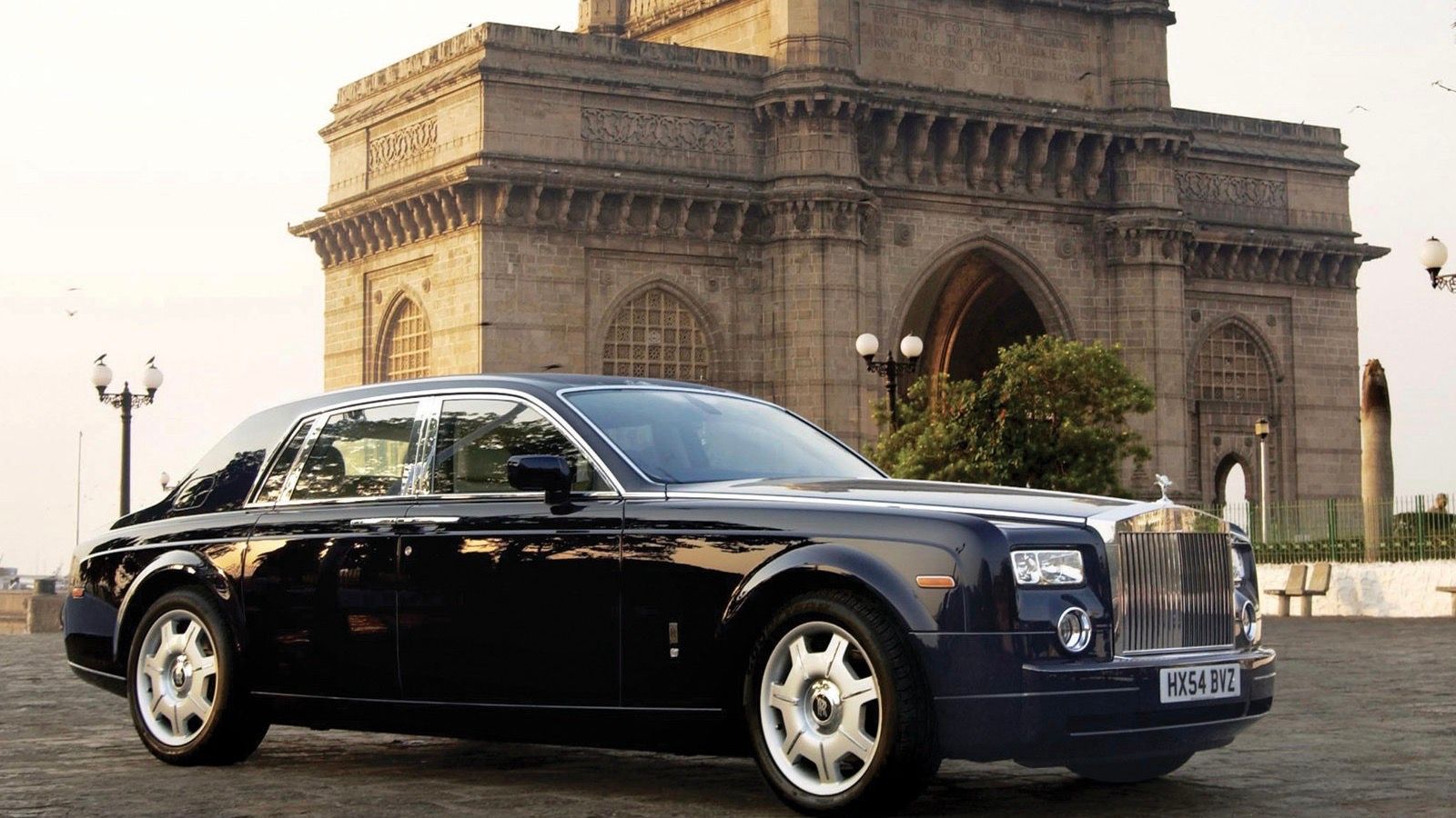 2003 black Rolls-Royce Phantom 