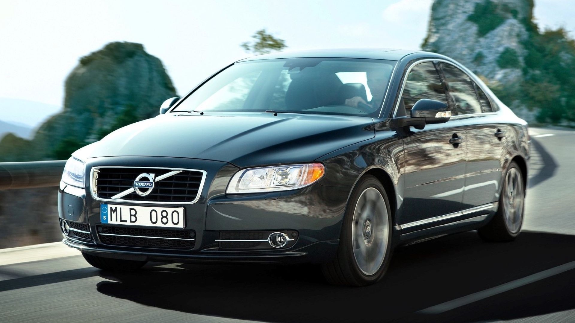 Front 3/4 action shot of the 2010 Volvo S80