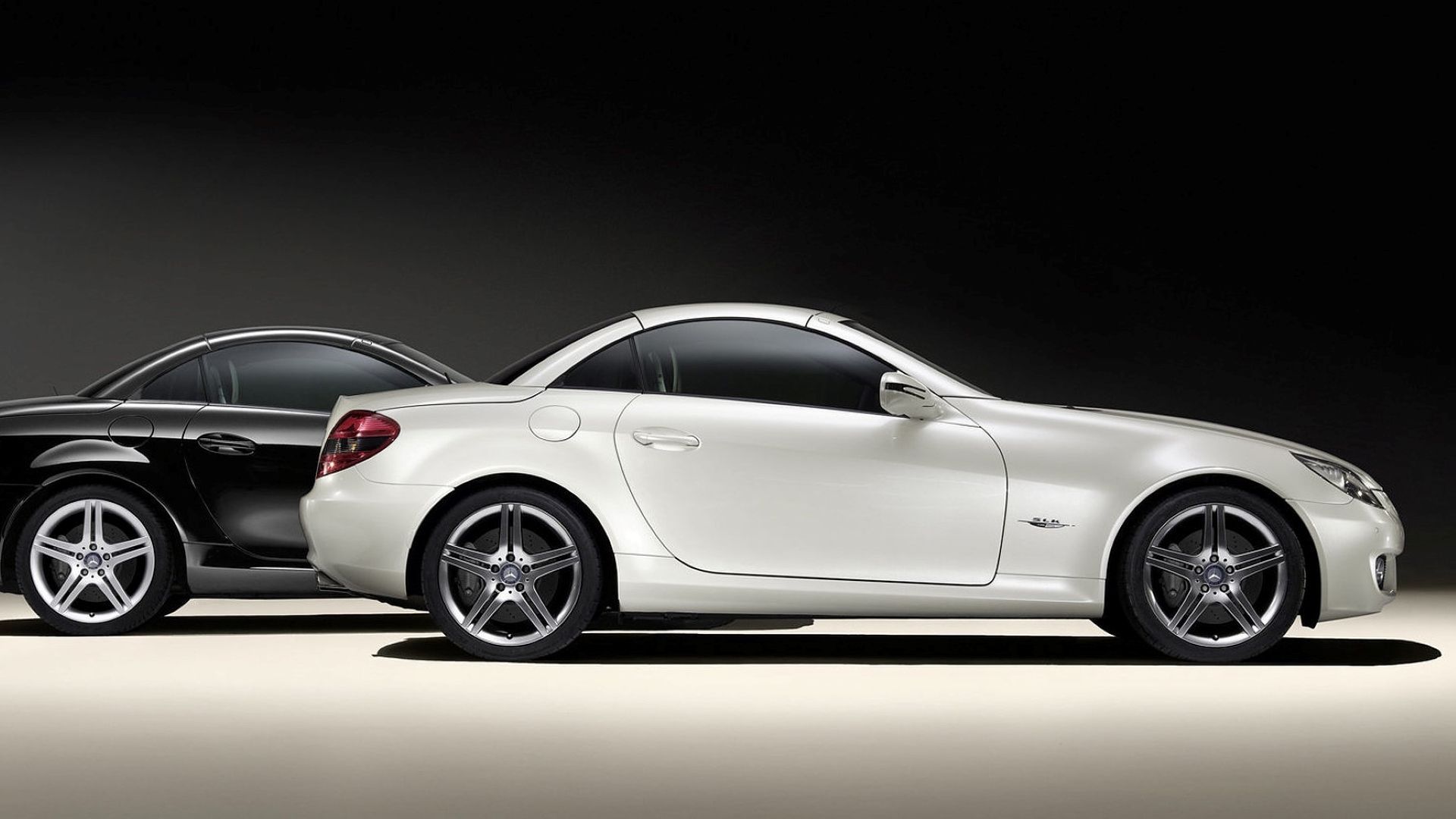 Vista lateral de duas edições Mercedes-Benz SLK 2LOOK