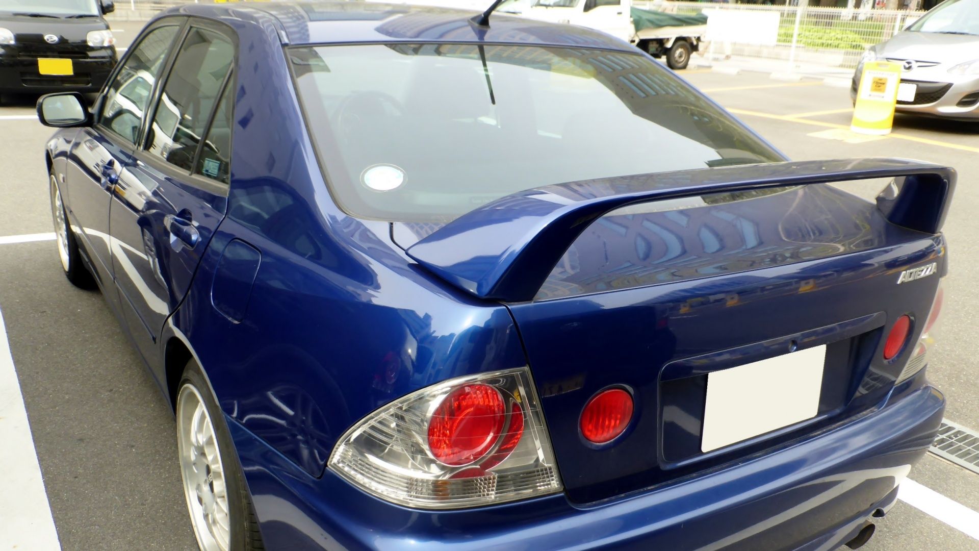 Um tiro 3/4 traseiro de um Toyota Altezza