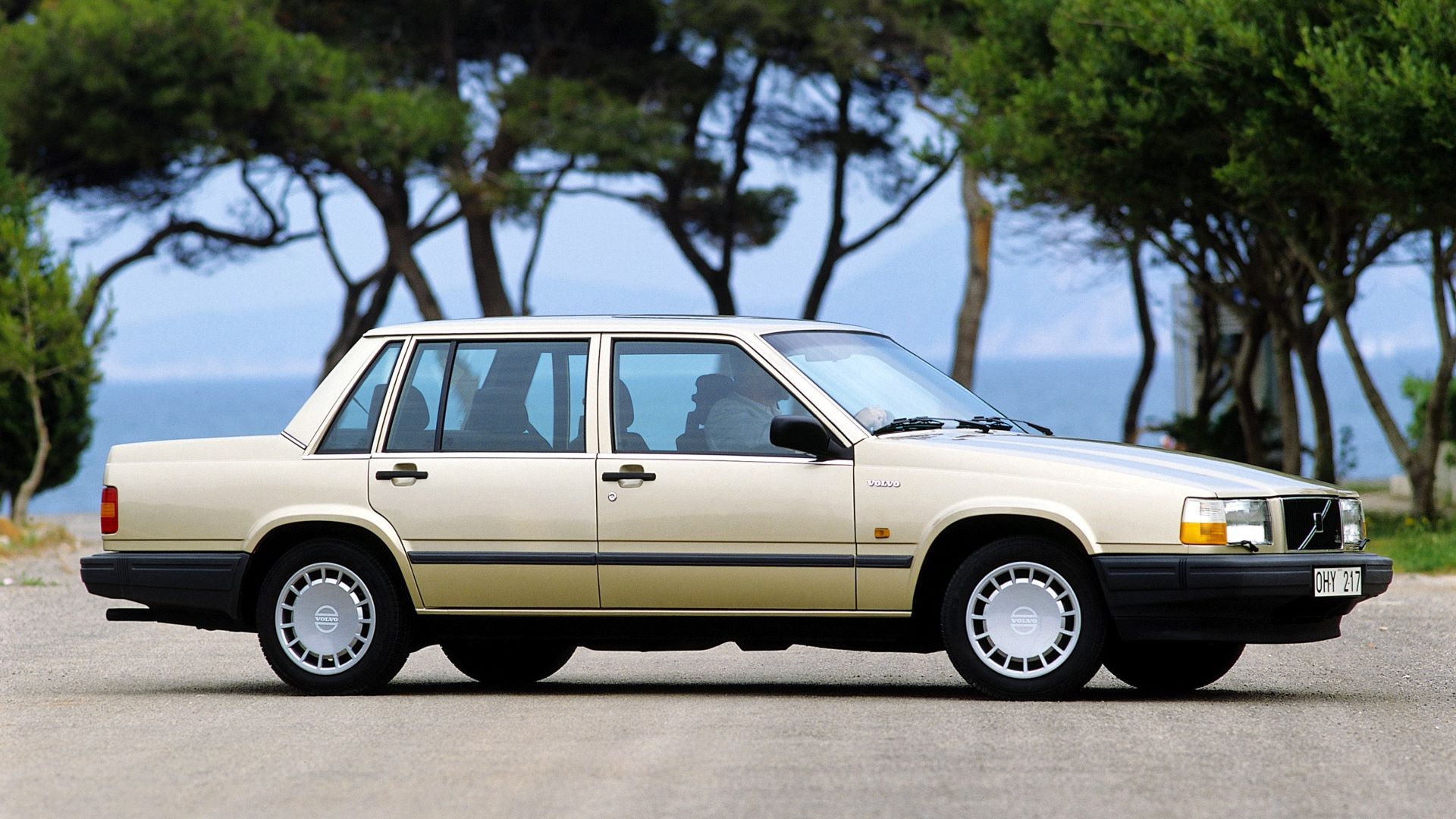 Side profile shot of a Volvo 740 GLE parked