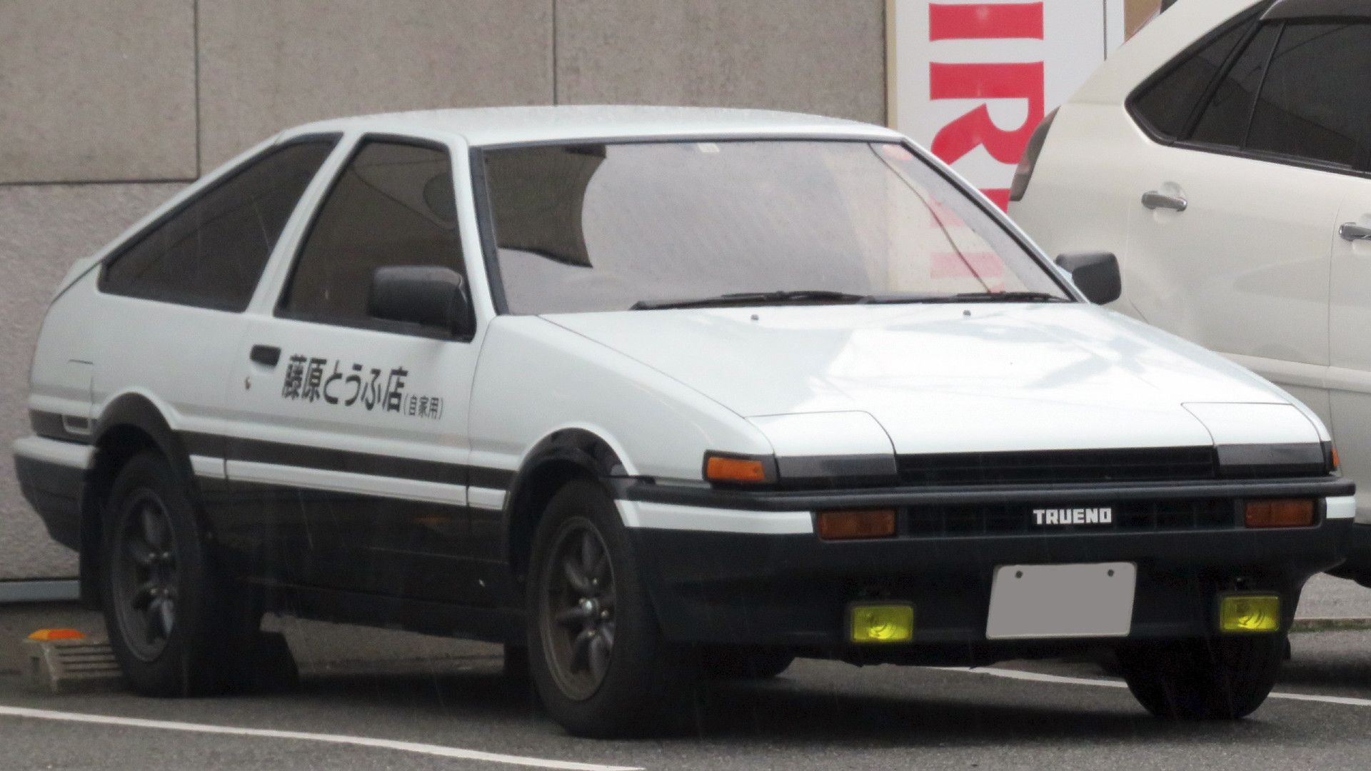 1986 Toyota Sprinter Trueno AE86 branco e preto