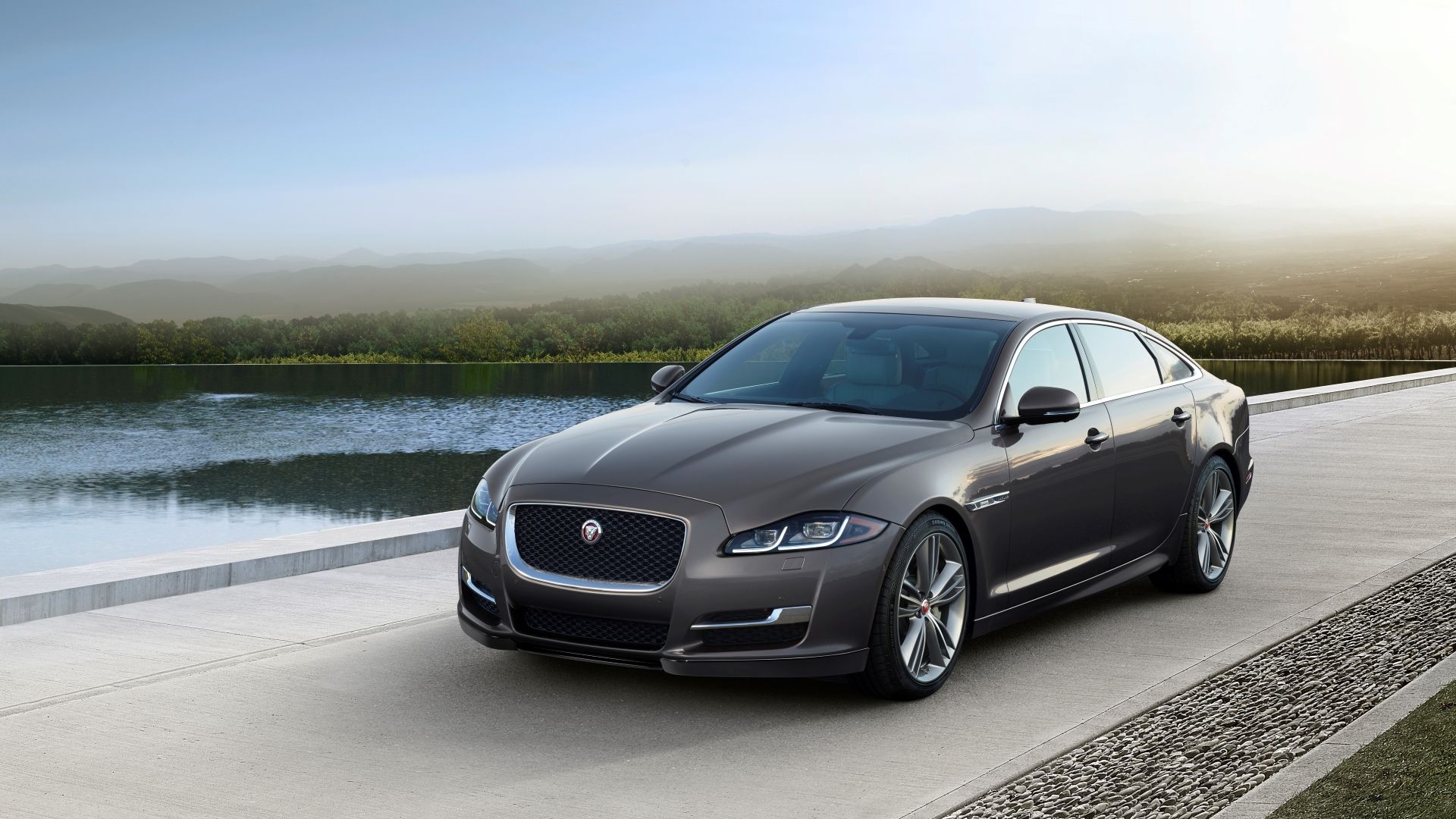 Foto frontal 3/4 de um Jaguar XJ 2016 estacionado