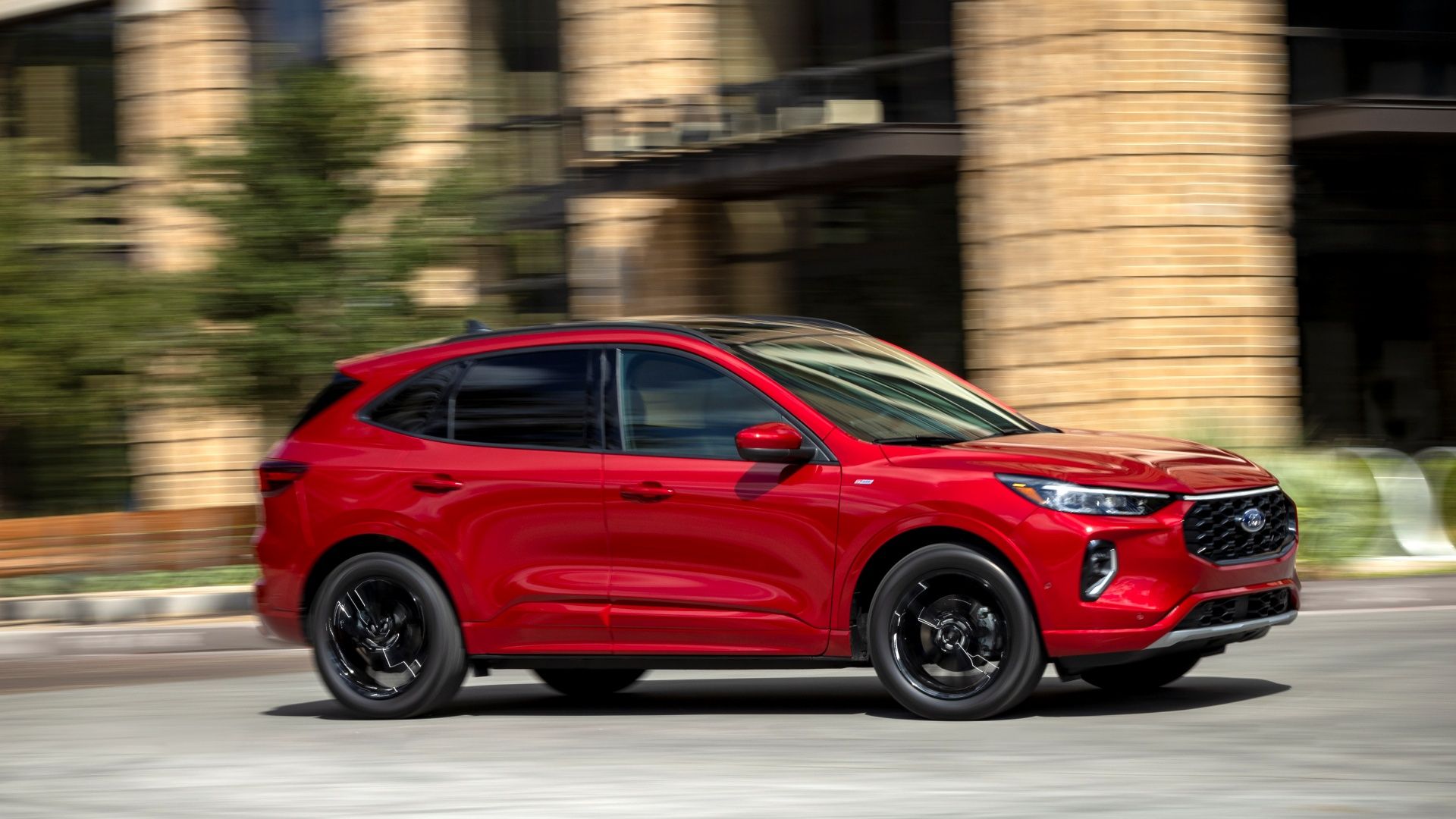 Uma foto de ação lateral direita de um Ford Escape ST-Line Elite 2023