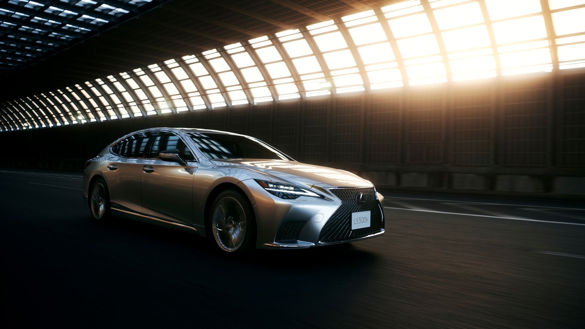 Uma foto frontal de ação 3/4 de um Lexus LS 500h 2023