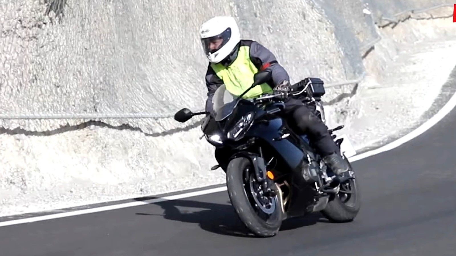Why The Yamaha R7 Needs To Worry About The Triumph Daytona 660