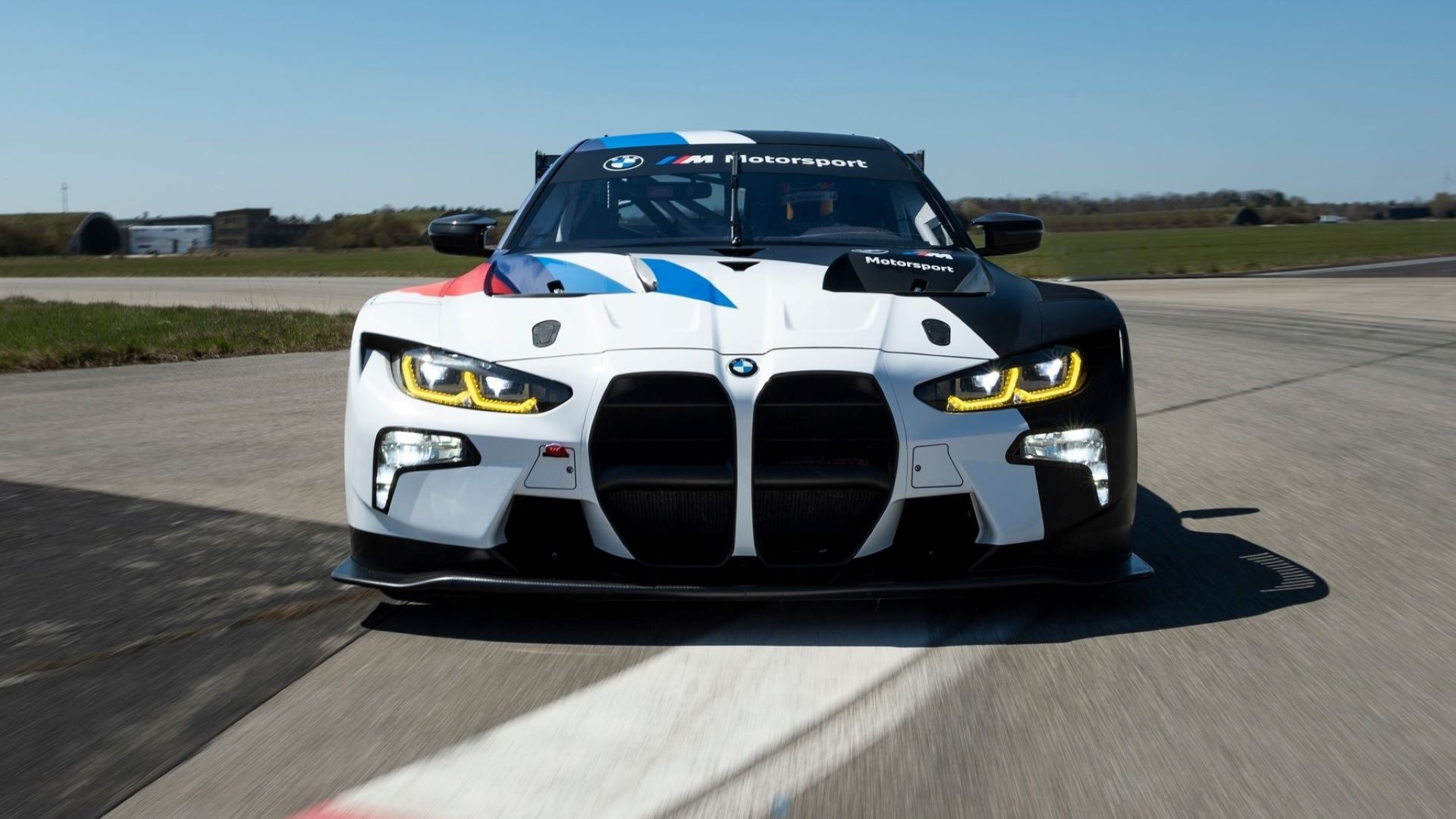 Foto frontal do BMW M4 GT3 2022