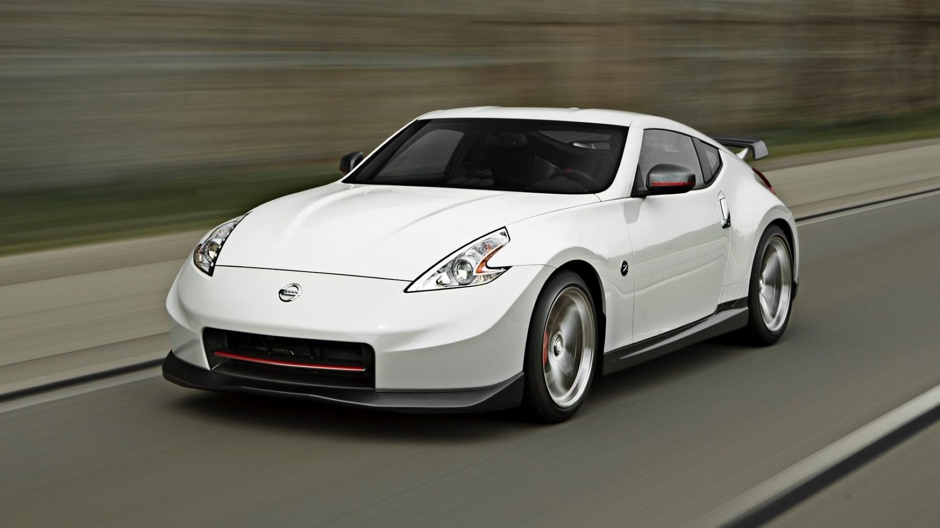 Frente 3/4 de um Nissan 370Z Nismo 2014