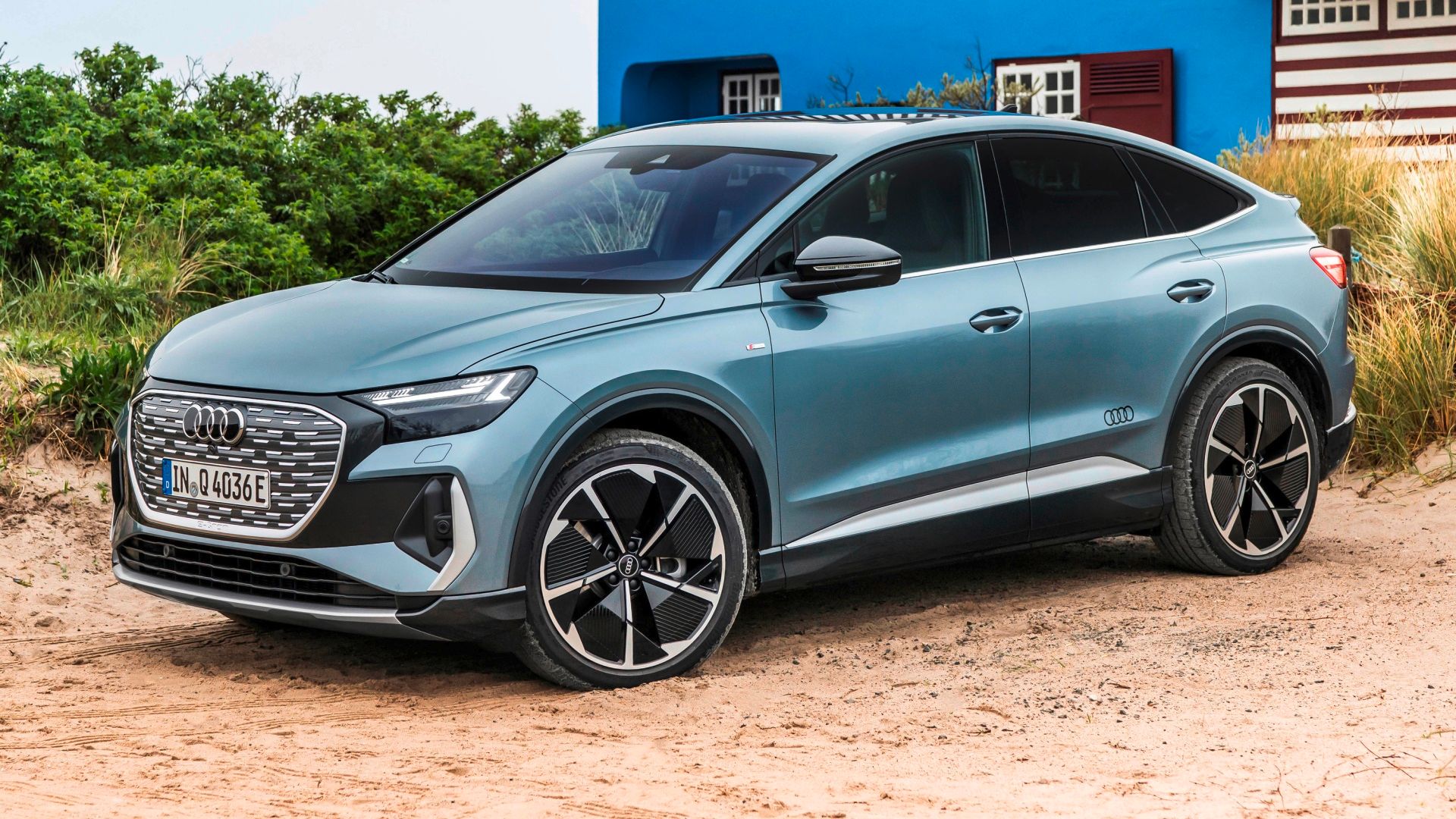 Azul Q4 e-tron Sportback estacionado