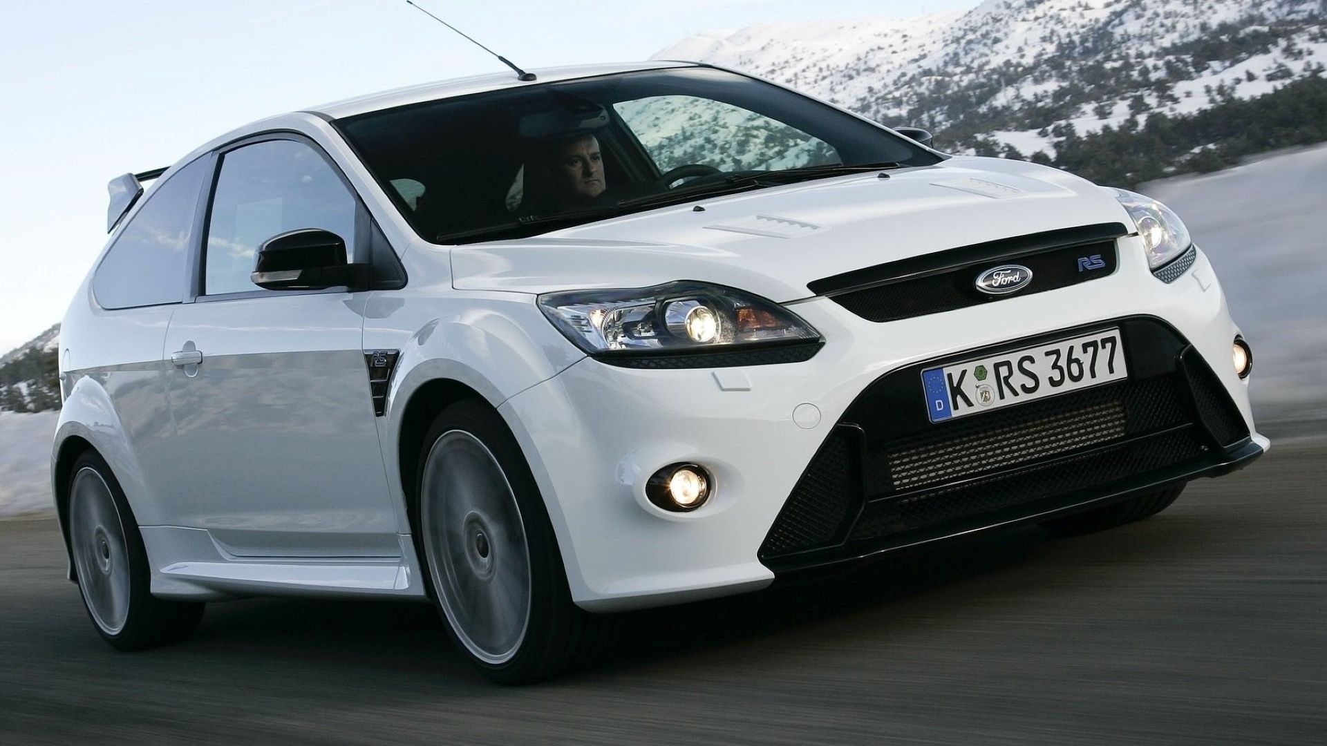 Foto frontal de ação 3/4 do Ford Focus RS 2009
