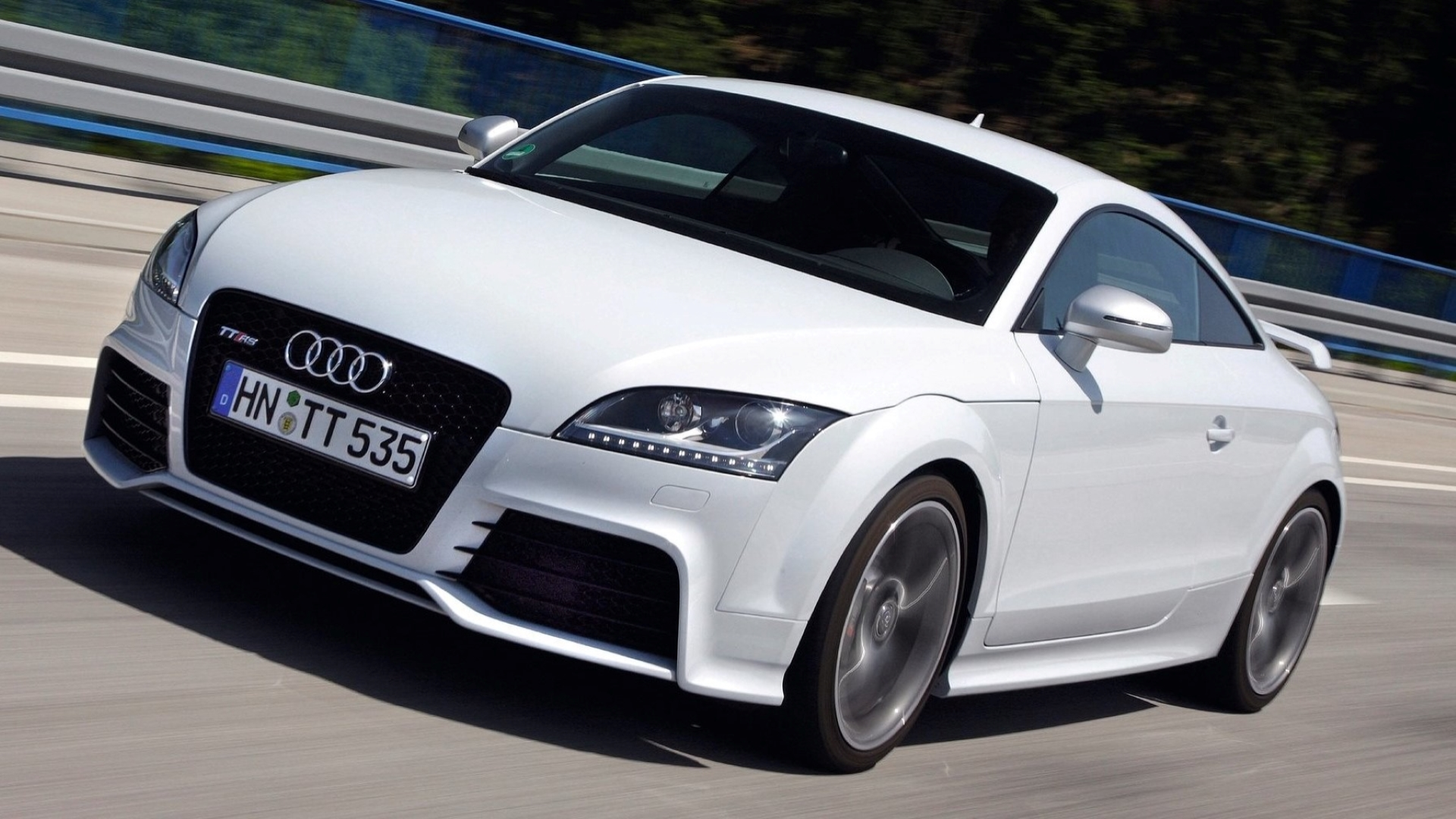 Foto de ação de um Audi TT RS 2010 em alta velocidade