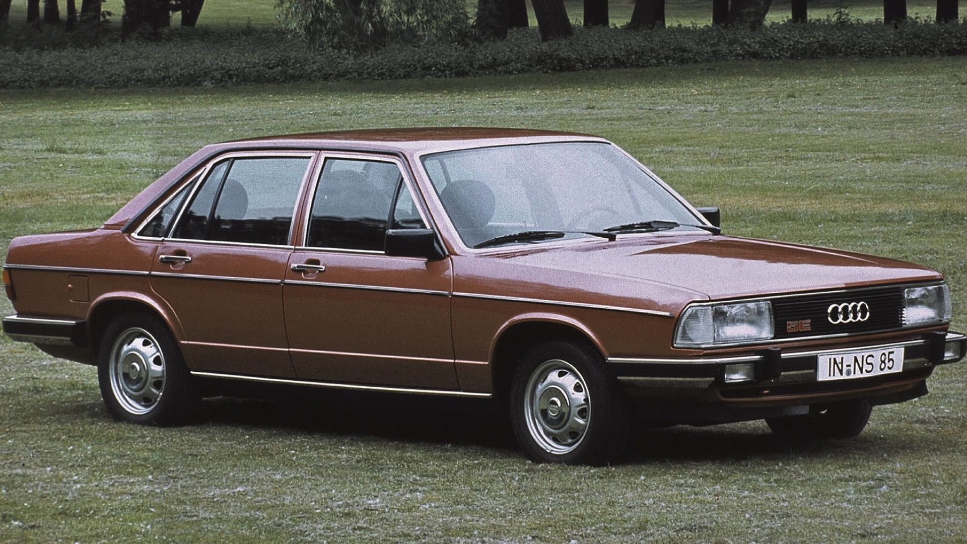 Frente 3/4 de um Audi 100 1979