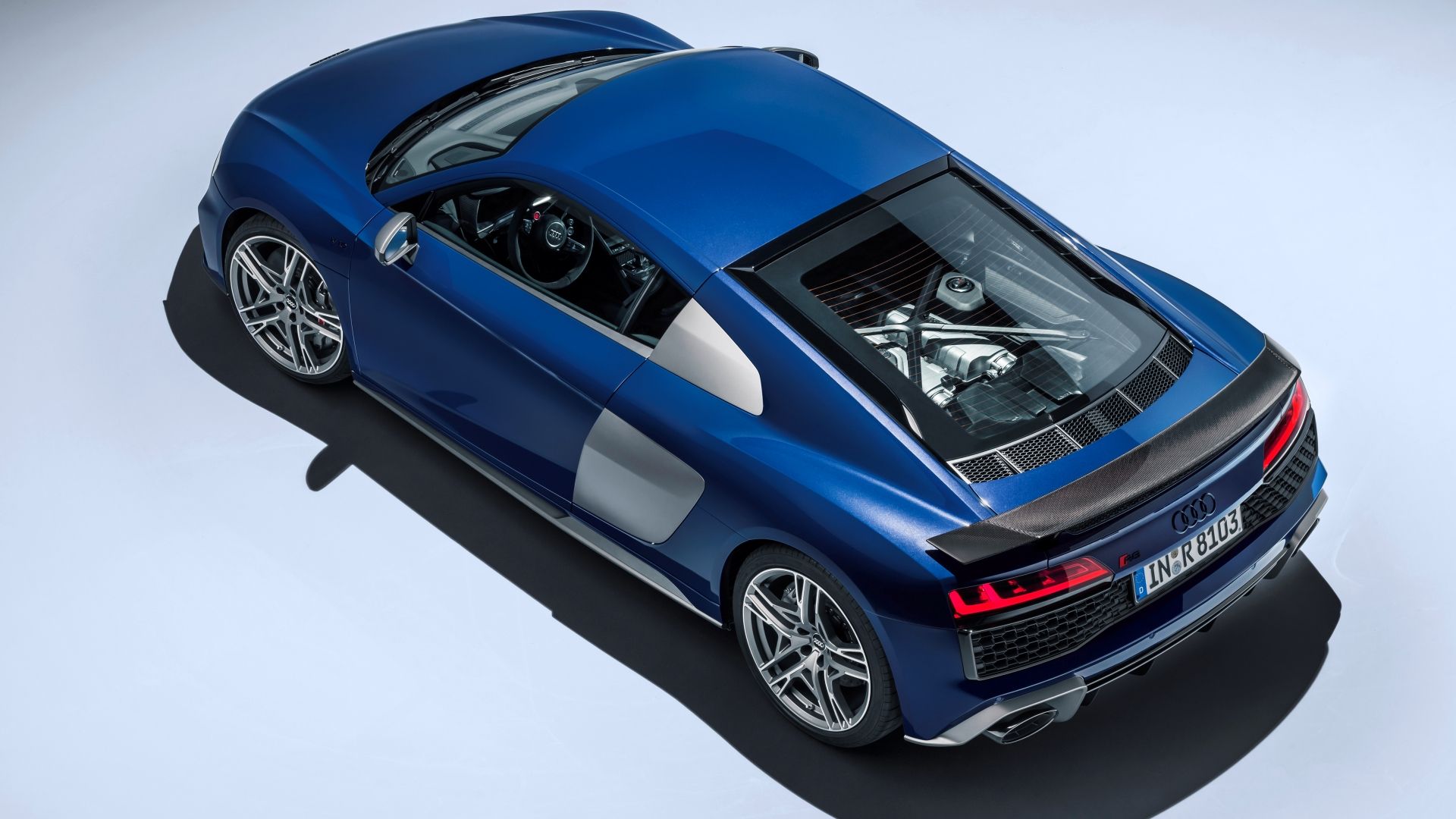 Uma foto de cima mostrando o Audi R8 V-10 com motor central
