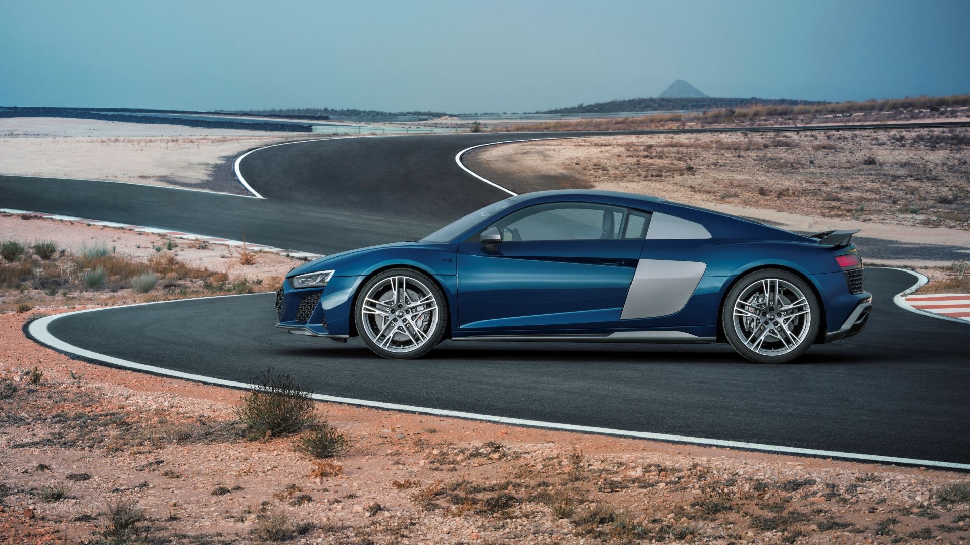 Uma foto lateral esquerda de um Audi R8 Coupe V-10 performance quattro