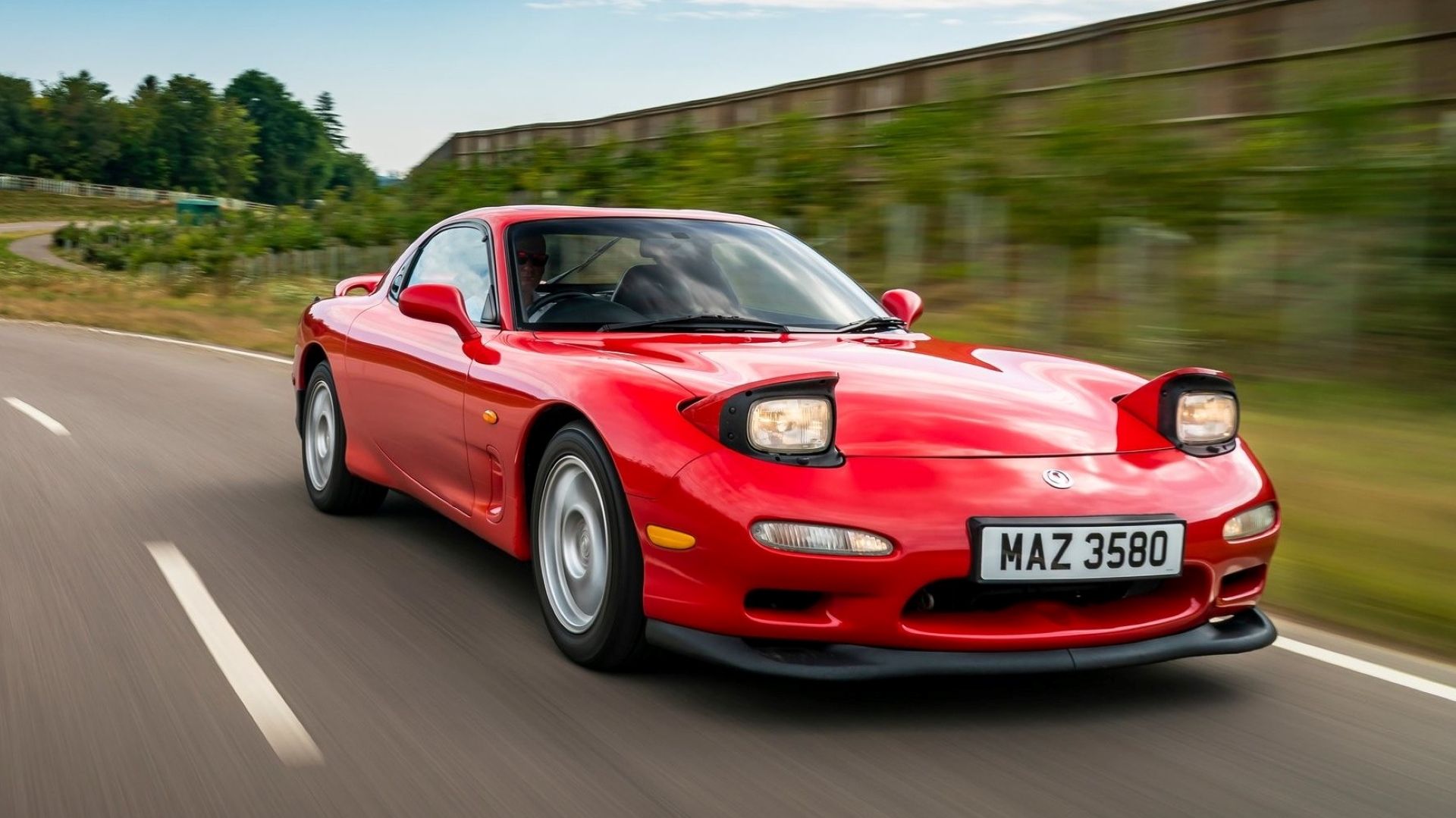 Foto frontal 3/4 de um Mazda RX-7 1992