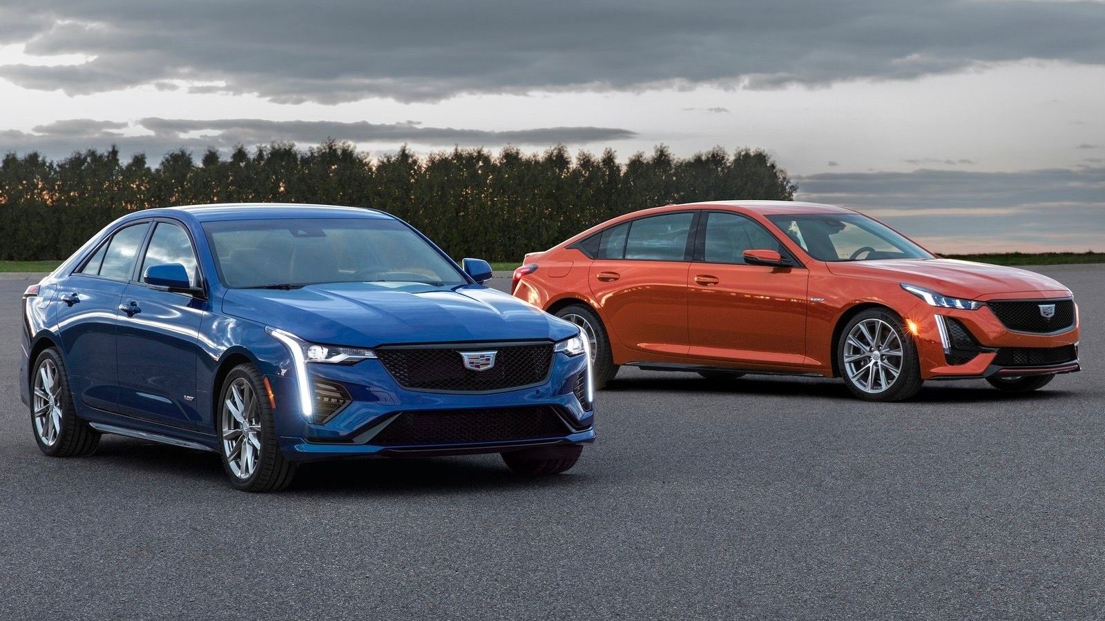 2020 Cadillac CT4-V azul e Cadillac CT5-V laranja