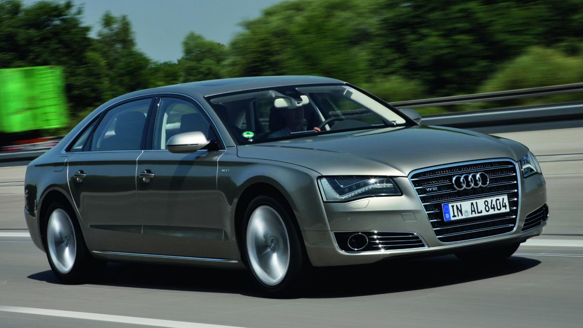 Prata 2012 Audi A8L em uma rodovia