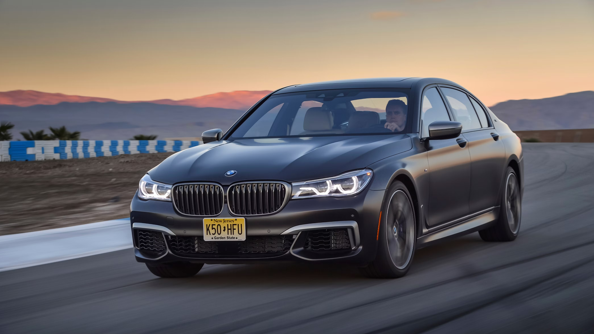 BMW M760i xDrive preto 2022 em uma pista