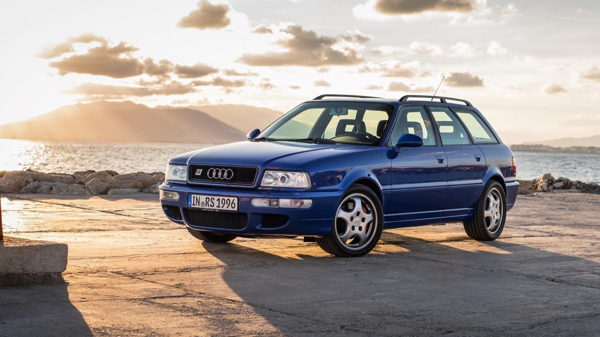 Frente 3/4 de um Audi RS 2 Avant 1993 