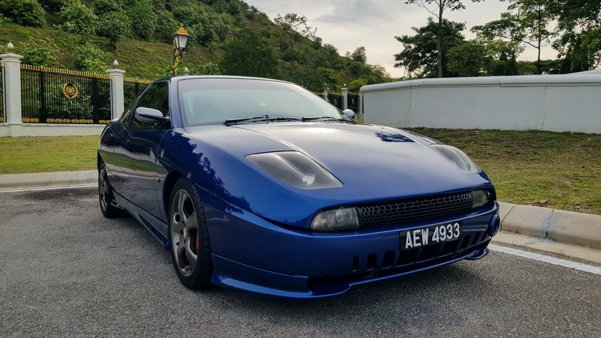 Foto frontal em ângulo baixo de um Fiat Coupe 1998