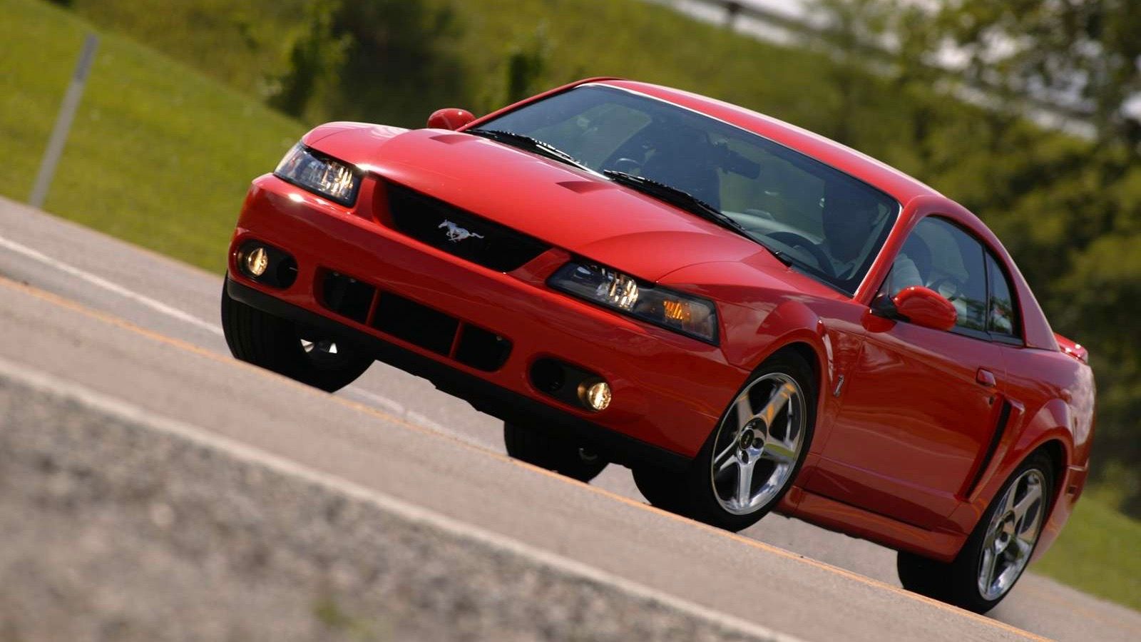 Ford Mustang SVT Cobra vermelho 2004 