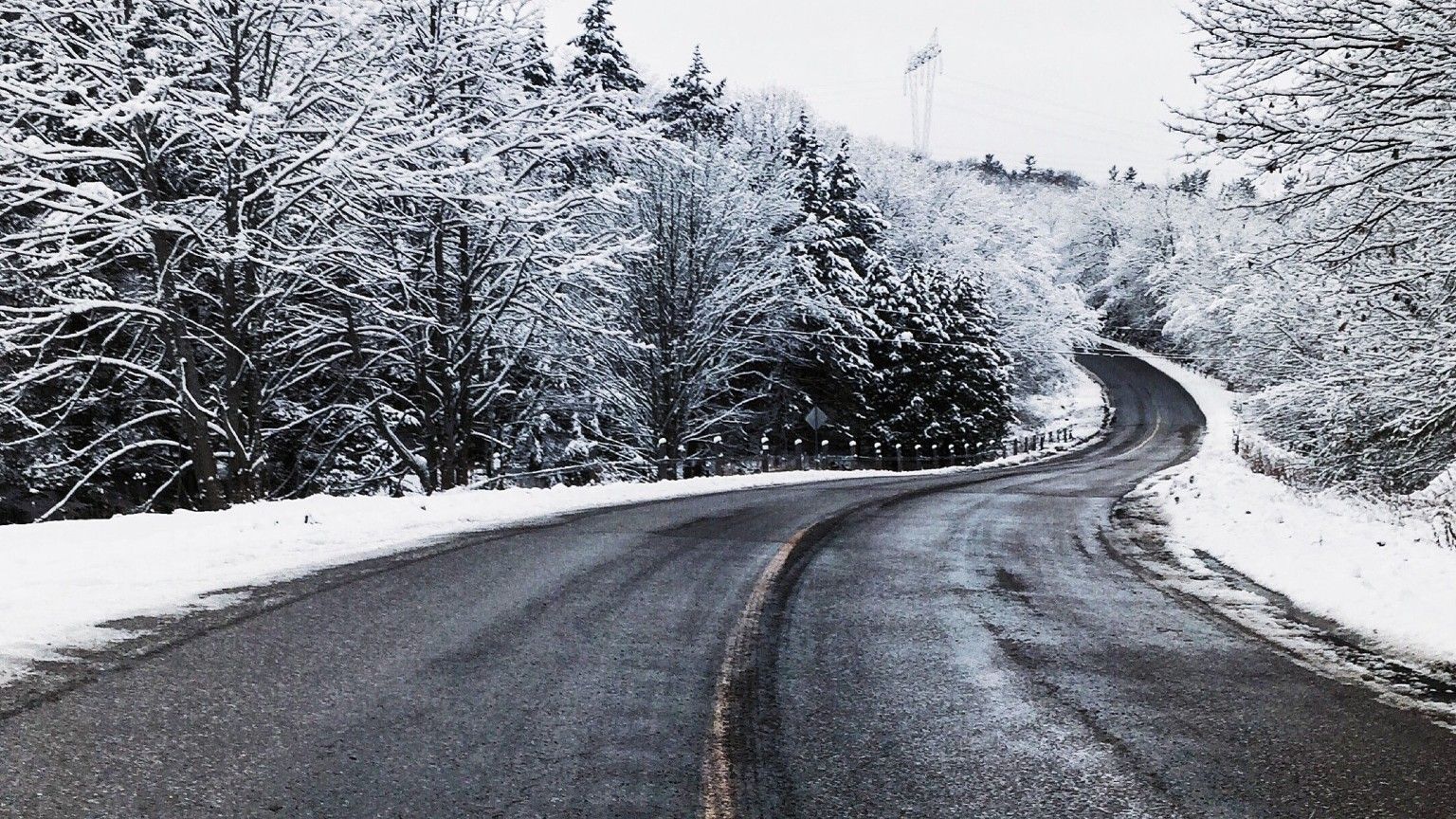 Foto de estrada de inverno por Francesca Saraco no Unsplash