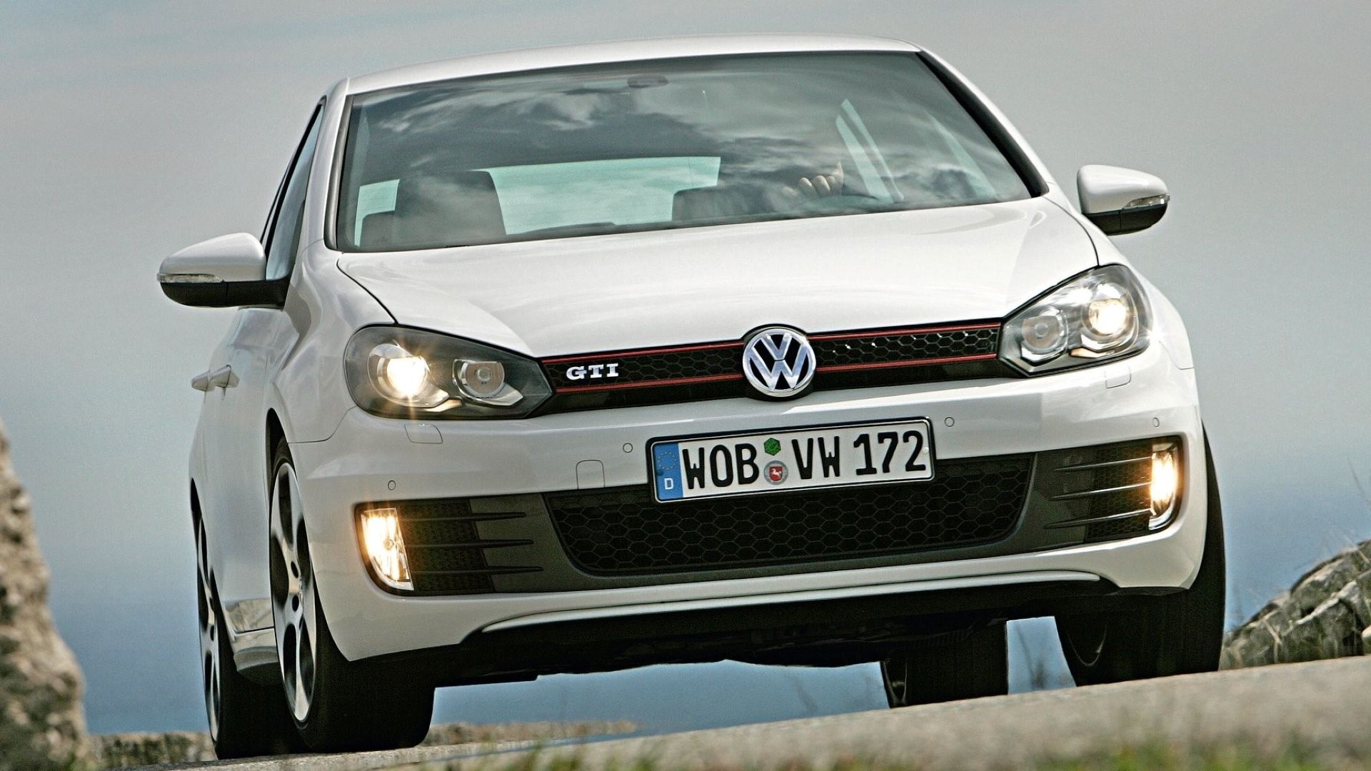 Foto de ação frontal do Volkswagen Golf GTI 2009