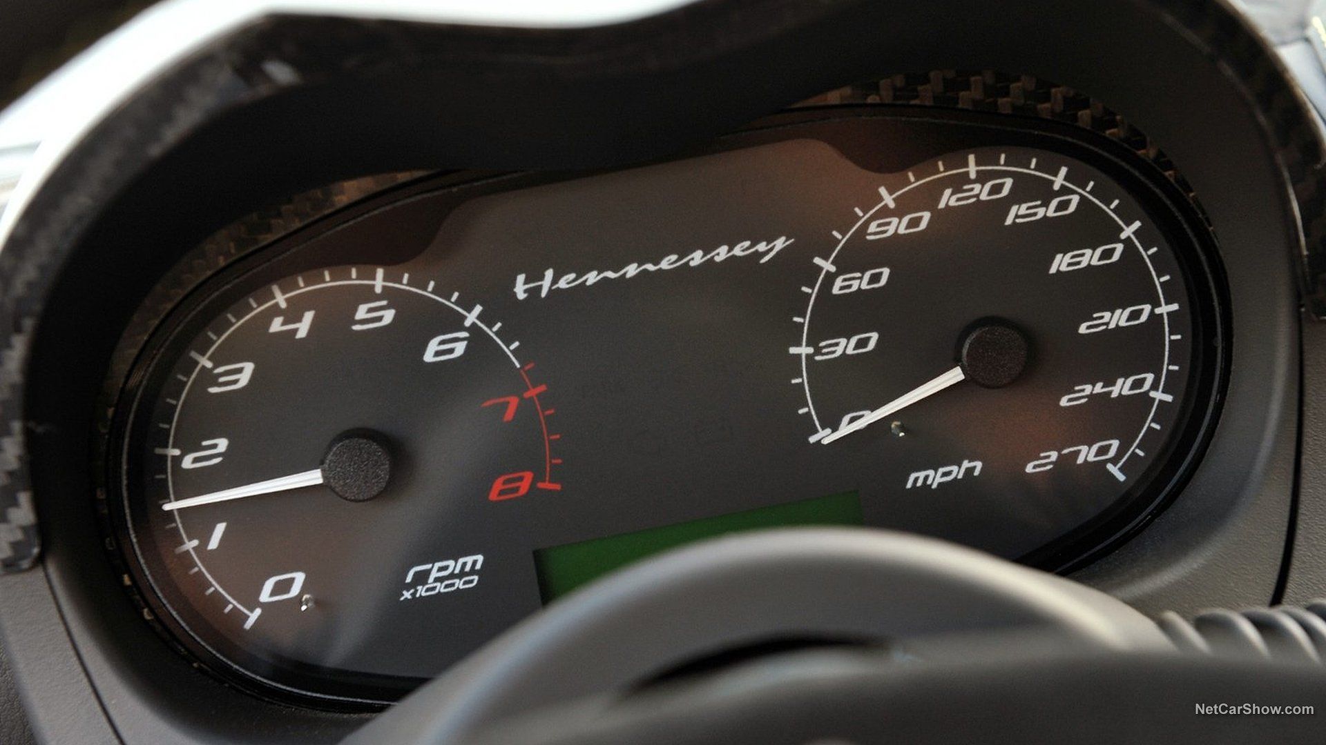 Close do tacômetro do Hennessey Venom GT, mostrando uma velocidade máxima de 270 MPH