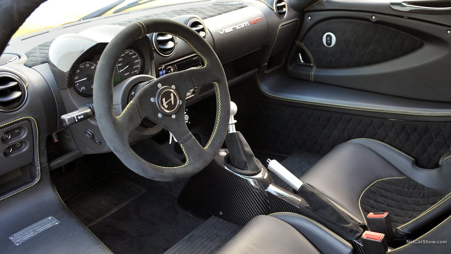 Foto do lado do motorista do volante e do interior do Hennessey Venom GT