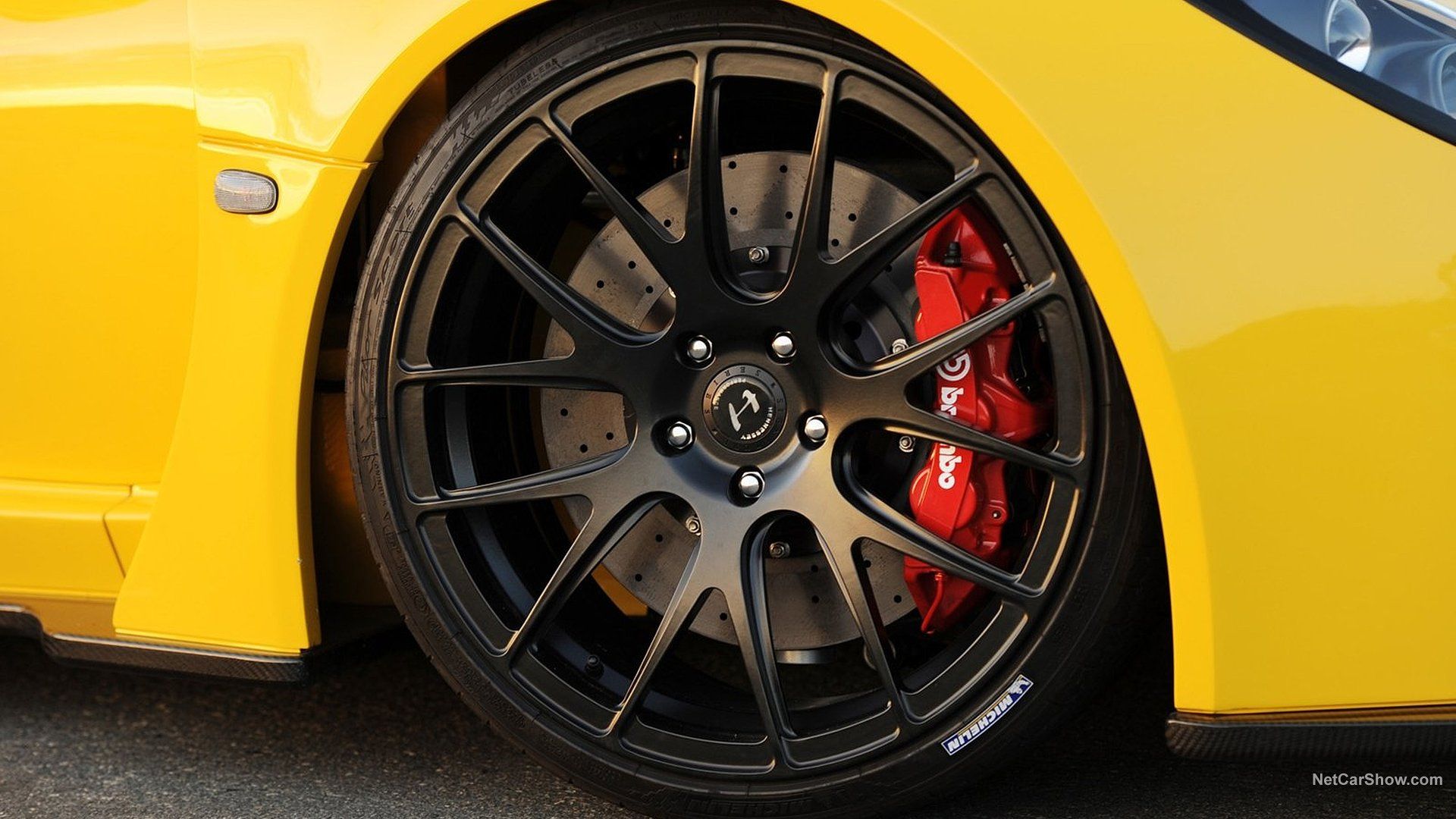 Close da configuração das rodas e pneus do Hennessey Venom GT
